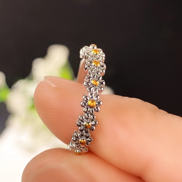 New Women’s 925 Silver Small Daisy Flower Ring - Picture 3 of 6